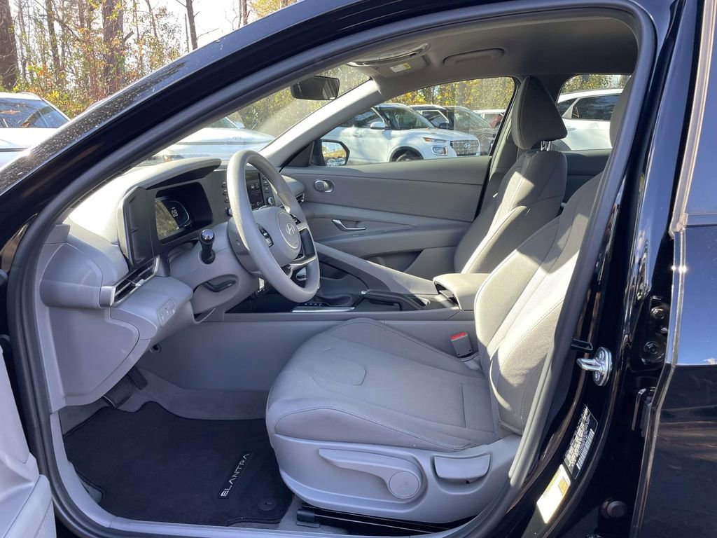 New 2025 Hyundai Elantra SE FWD image 15