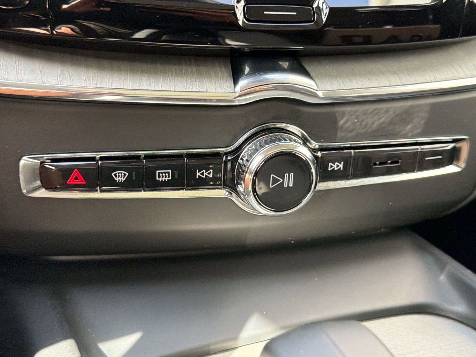 Certified 2025 Volvo XC60 B5 Plus image 18