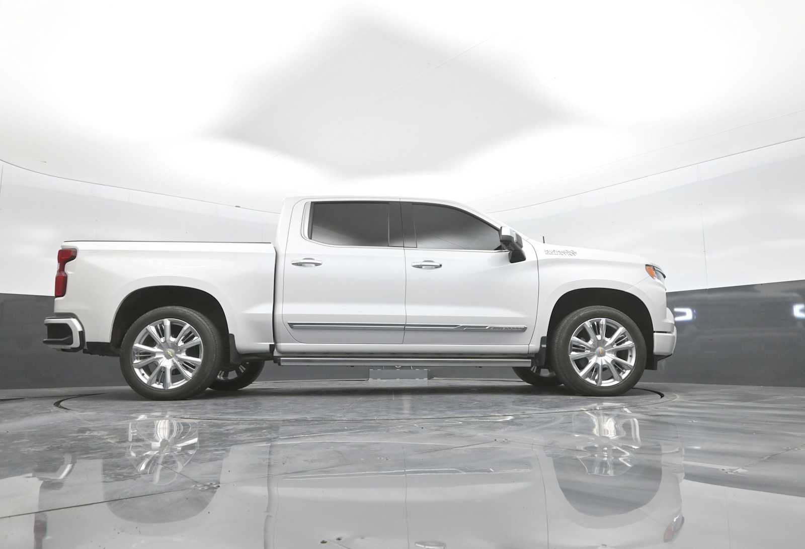 Used 2024 Chevrolet Silverado 1500 High Country w/ High Country Premium Package AWD/4WD image 46
