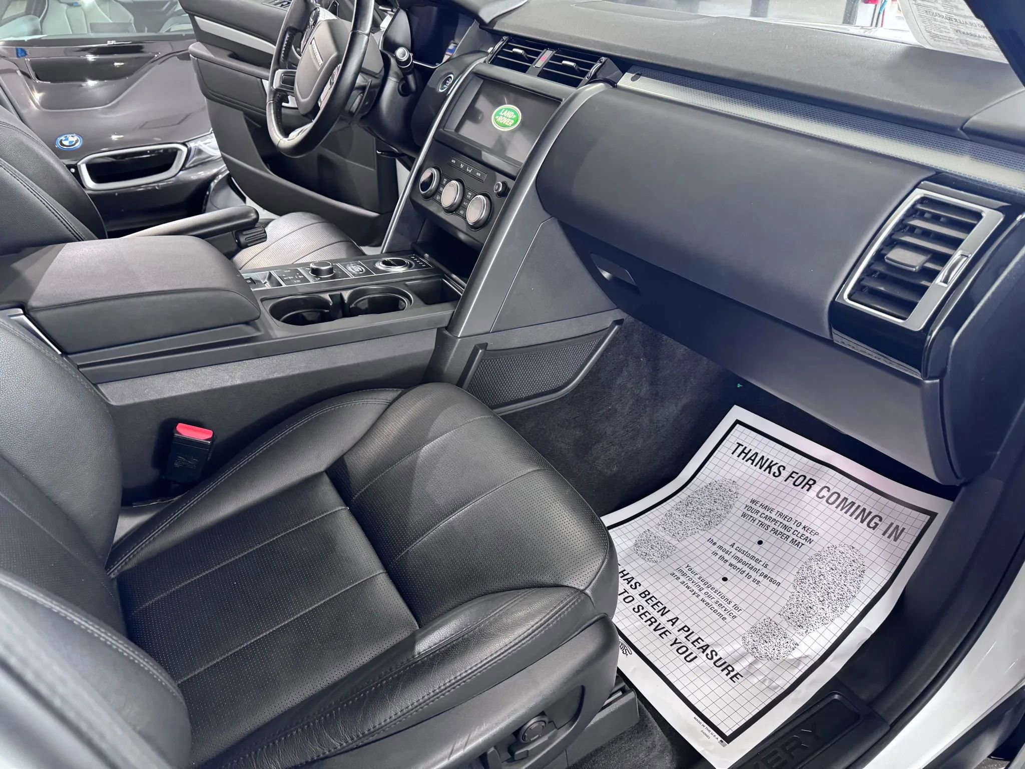 Used 2020 Land Rover Discovery Landmark AWD/4WD image 12