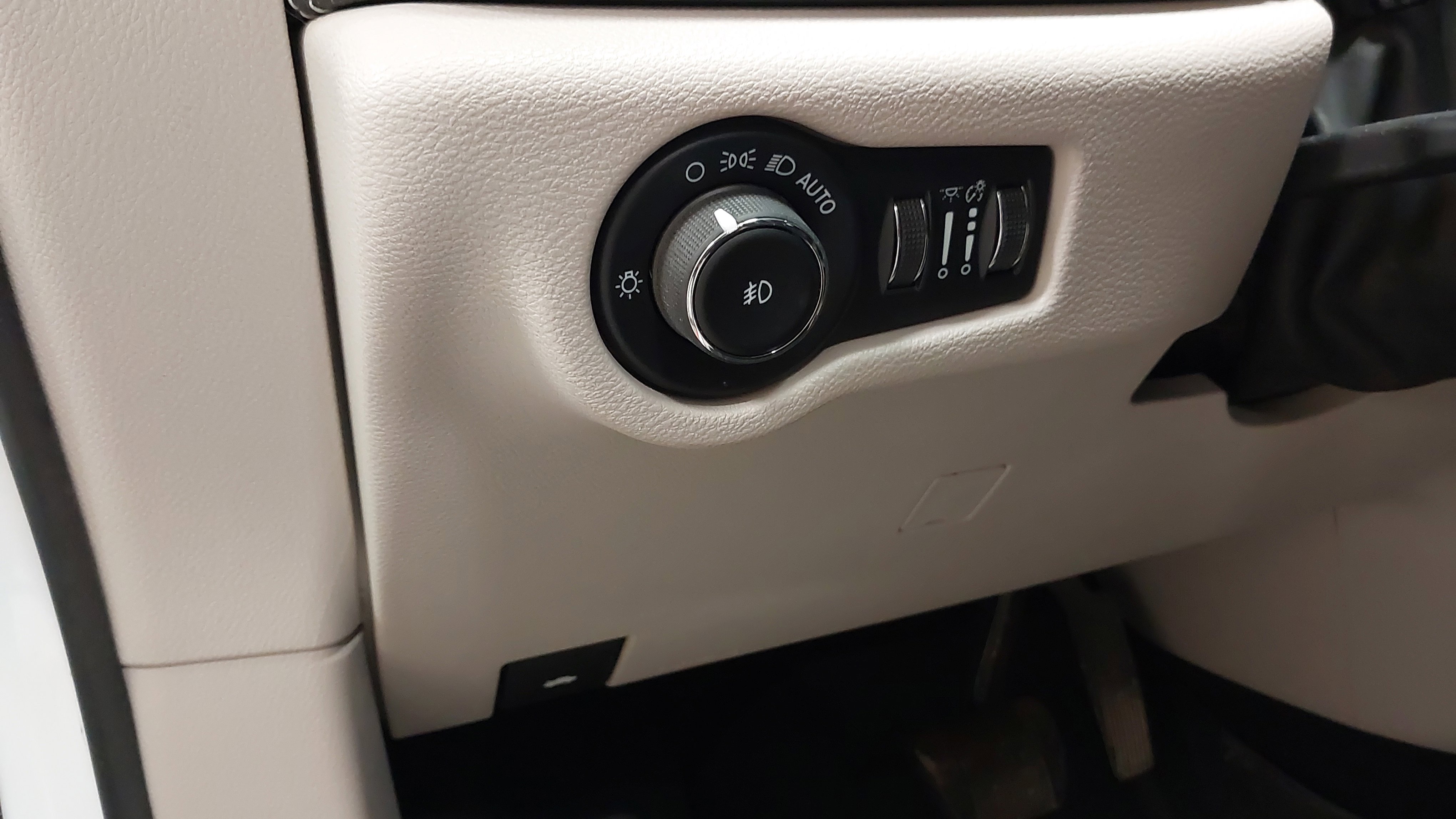 Used 2022 Chrysler Pacifica Touring-L w/ Uconnect Theater Family Group FWD image 31