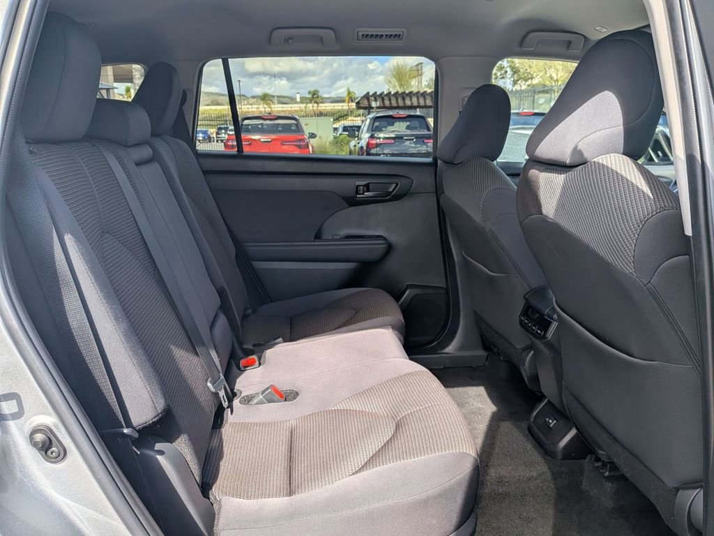 Used 2025 Toyota Highlander LE image 30