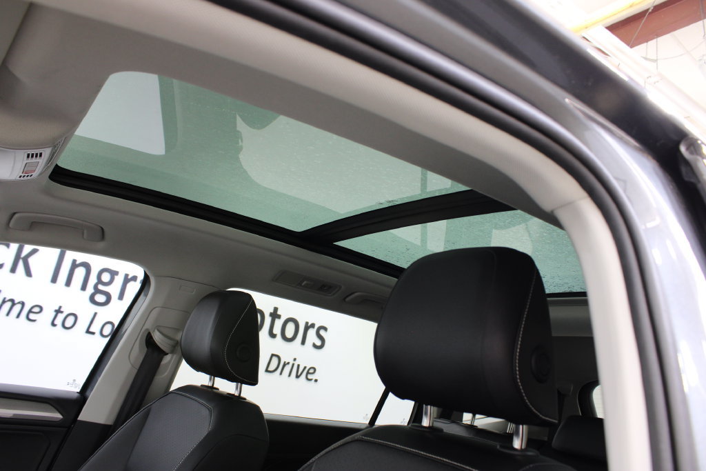 Used 2024 Volkswagen Tiguan SE w/ Panoramic Sunroof Package FWD image 12