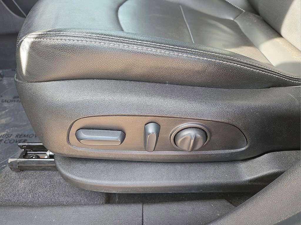 Used 2024 GMC Terrain SLT image 23