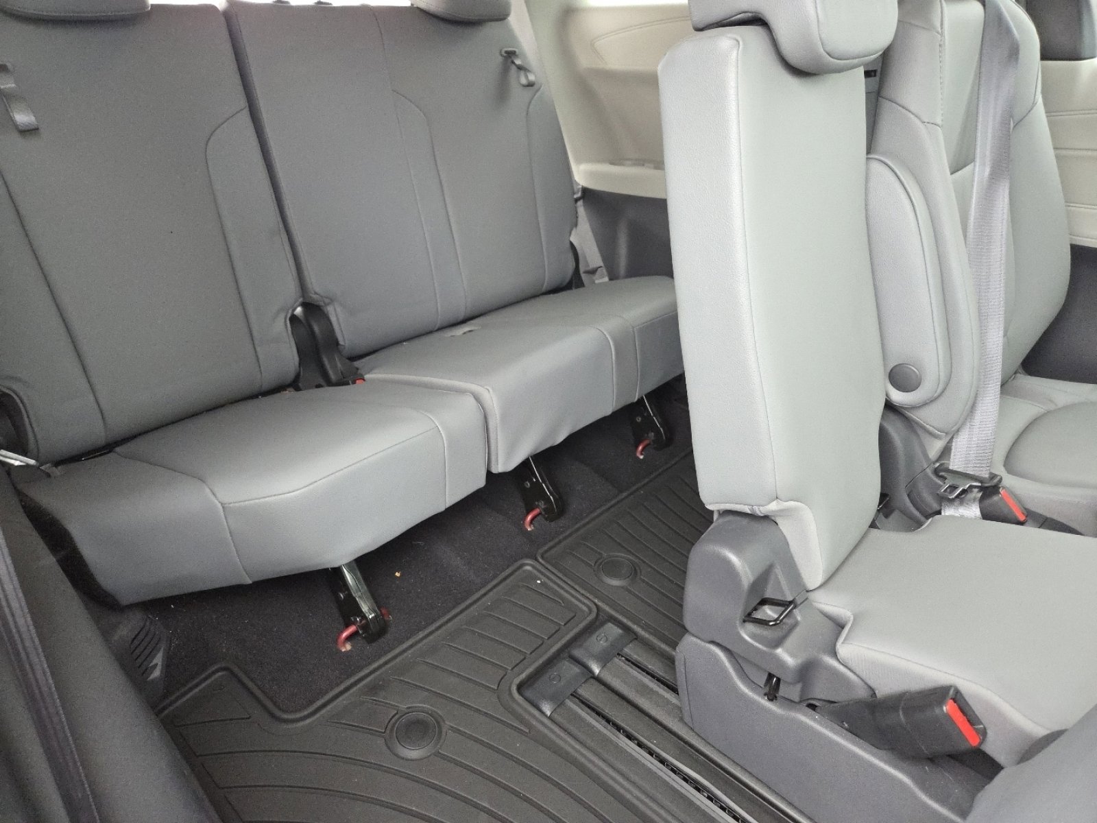 Used 2021 Toyota Sienna XLE w/ XLE Plus Package image 23