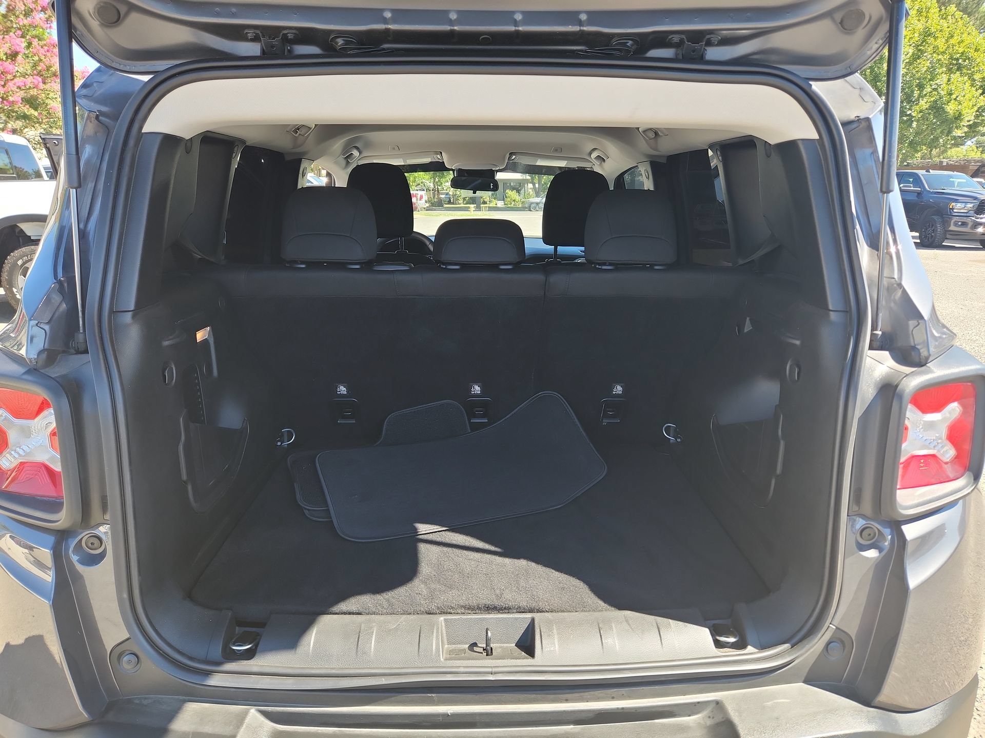 Used 2021 Jeep Renegade Latitude FWD image 20