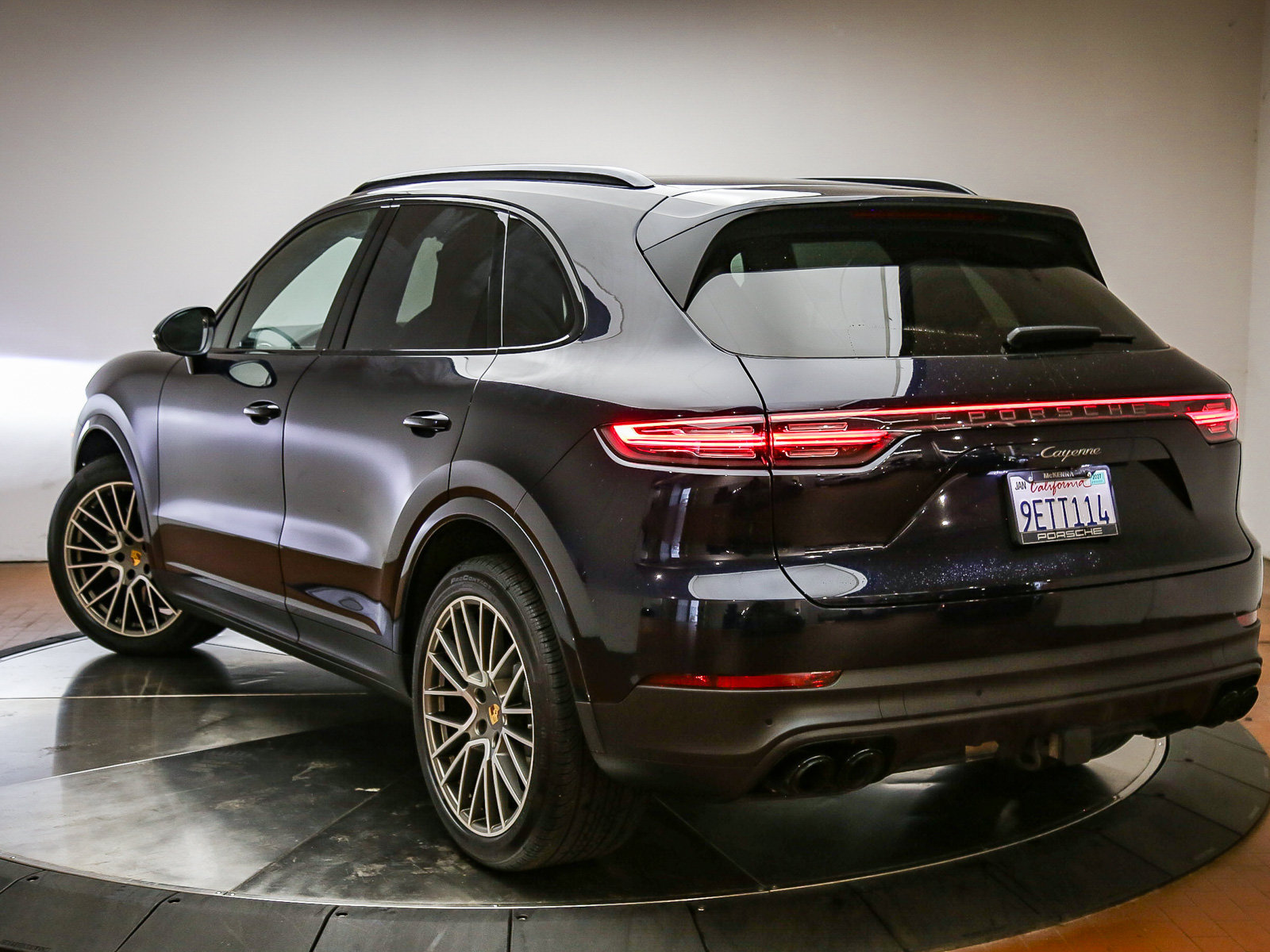 Certified 2023 Porsche Cayenne Platinum Edition AWD/4WD image 3