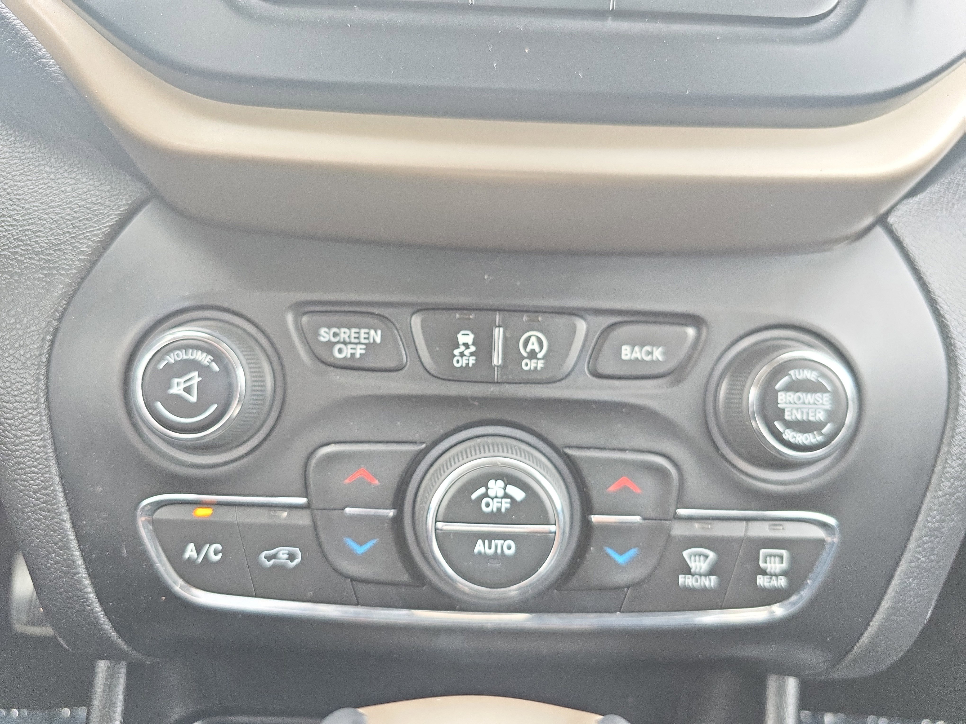 Used 2017 Jeep Cherokee Limited image 18