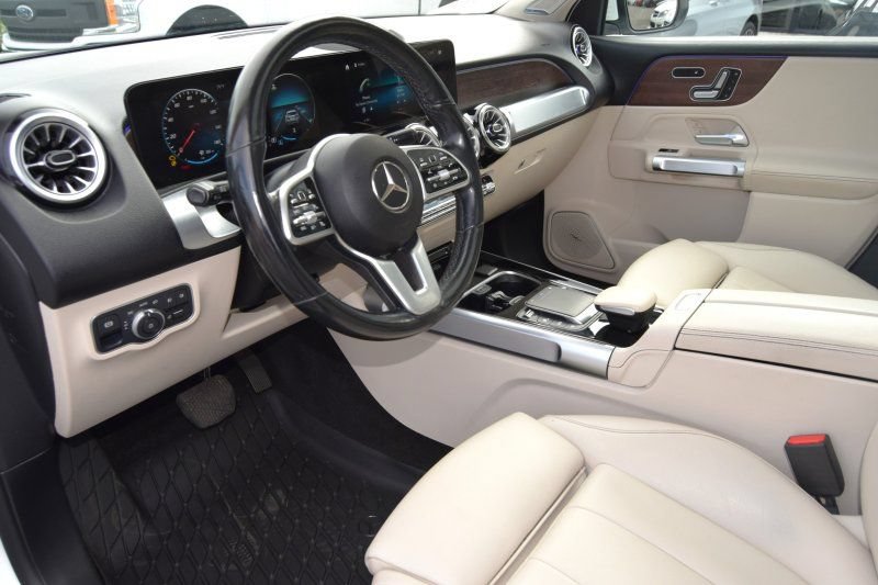 Used 2023 Mercedes-Benz GLB 250 4MATIC w/ Premium Package image 17
