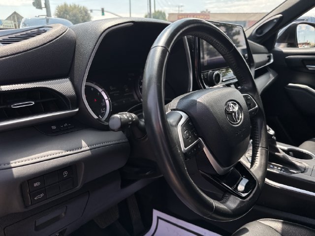 Used 2023 Toyota Highlander XSE FWD image 13