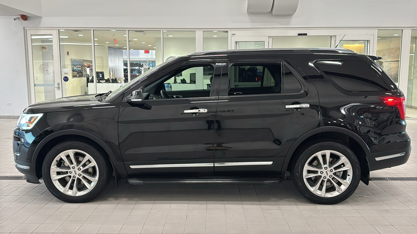 Used 2018 Ford Explorer Limited w/ Equipment Group 301A AWD/4WD image 8
