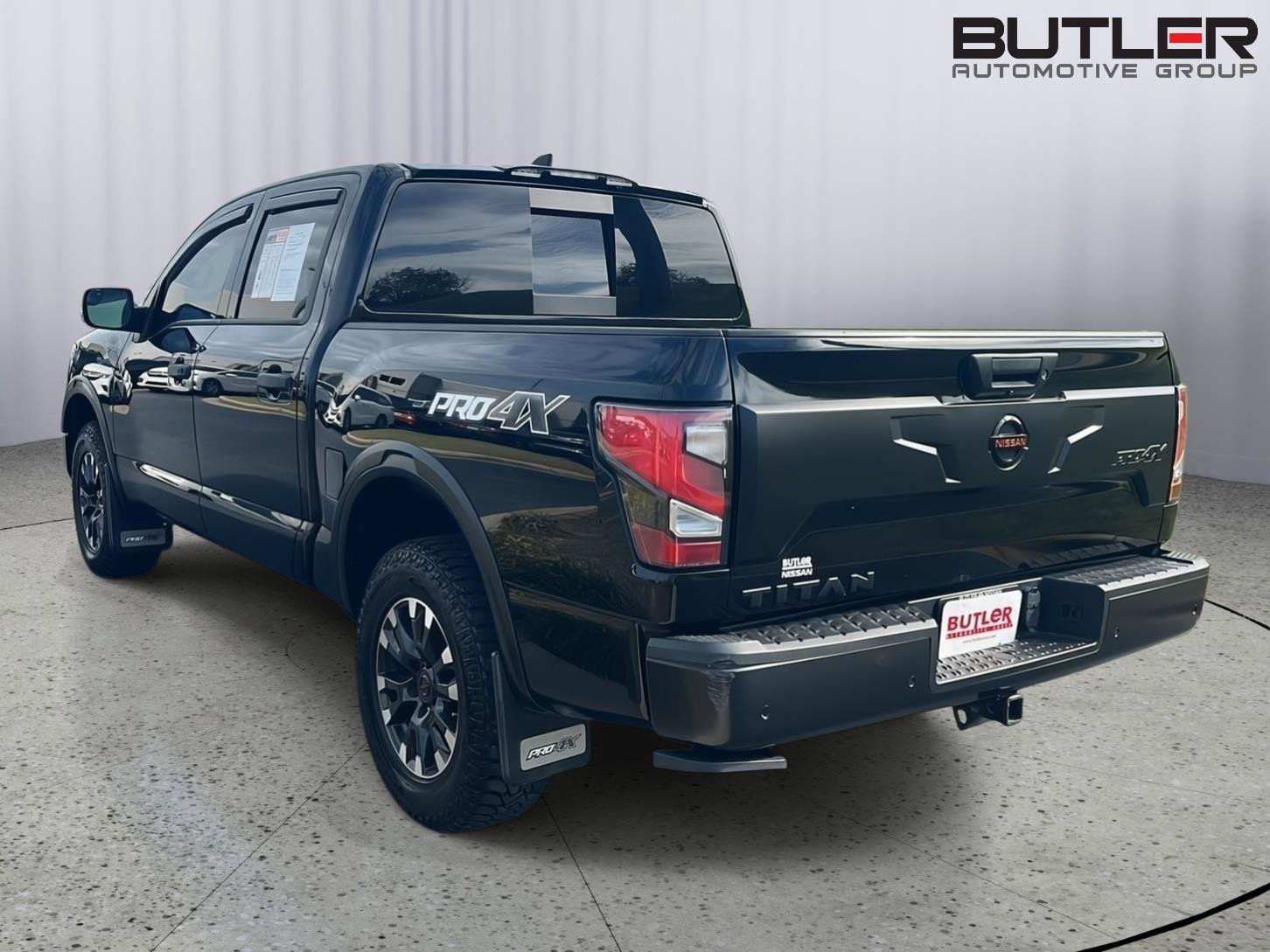 Used 2022 Nissan Titan PRO-4X w/ Pro-4x Convenience Package image 4