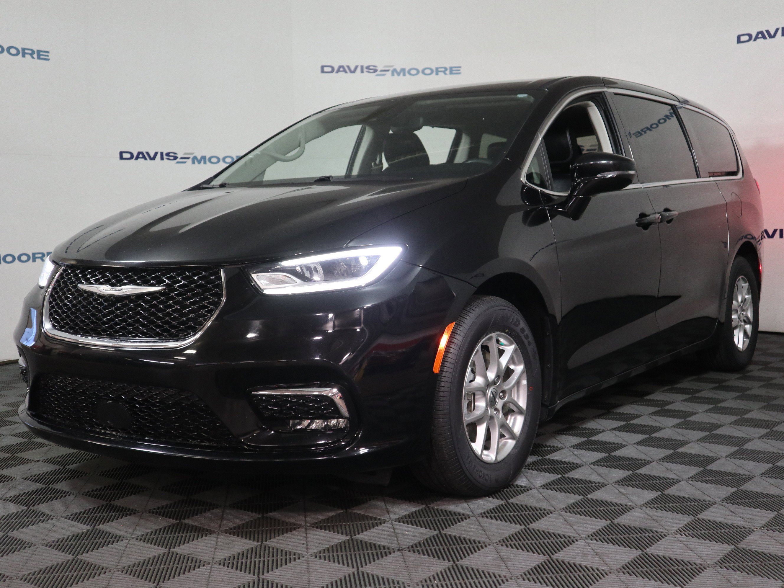 Used 2024 Chrysler Pacifica Touring-L image 12