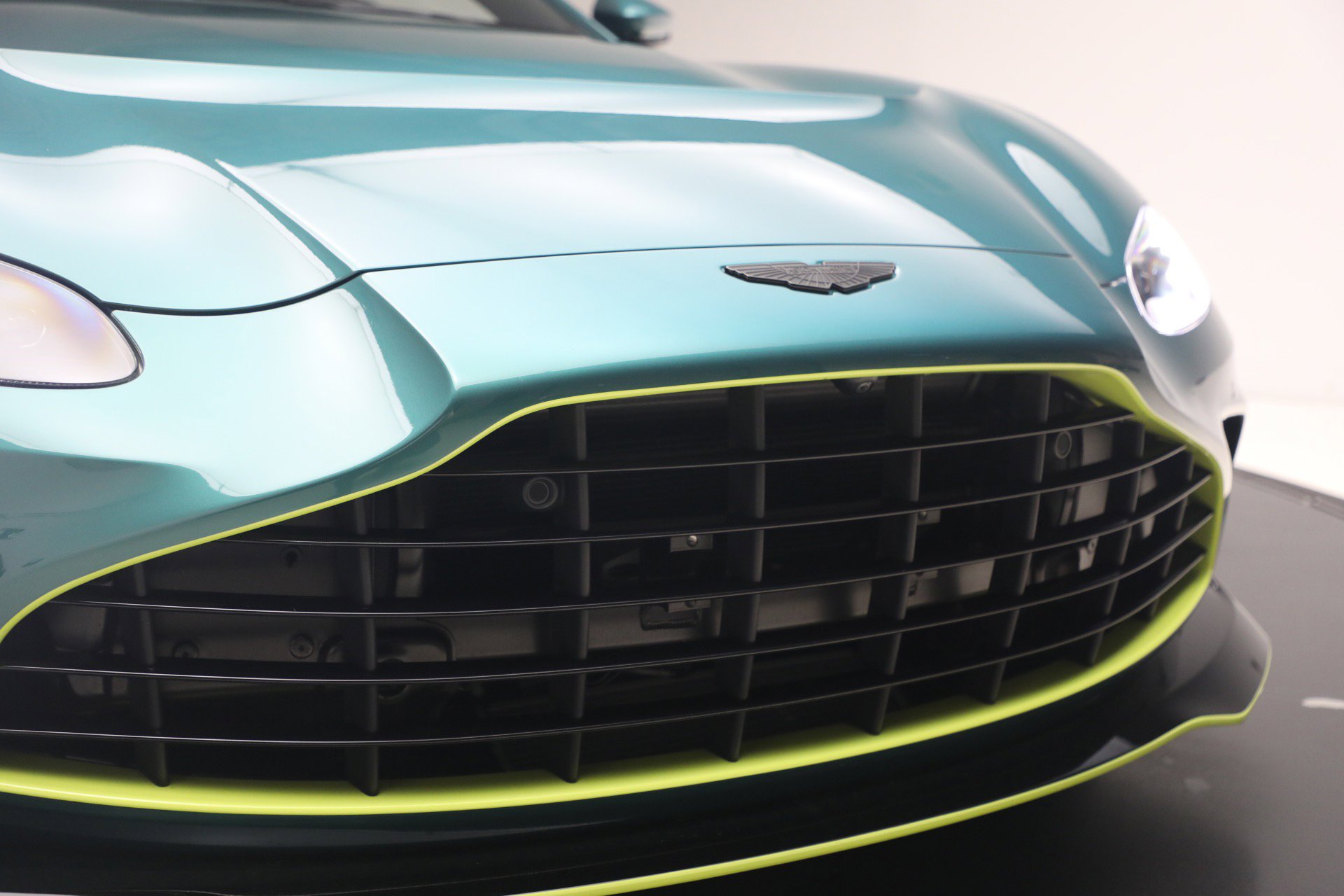 Used 2023 Aston Martin V12 Vantage RWD image 24