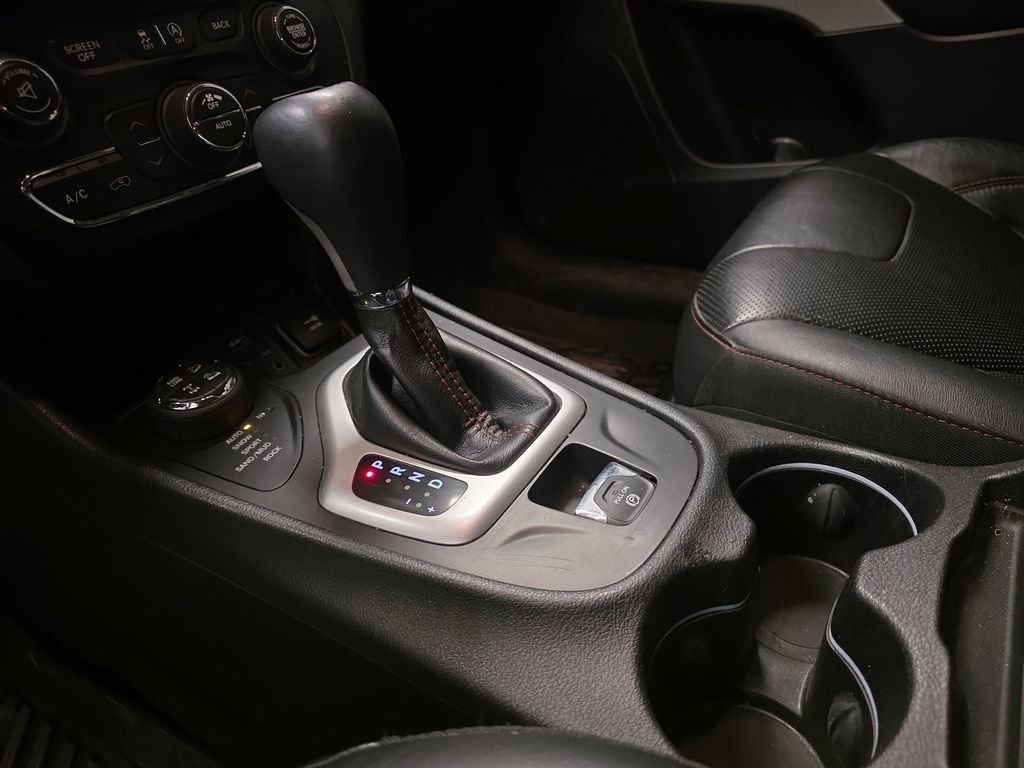 Used 2017 Jeep Cherokee Trailhawk image 18