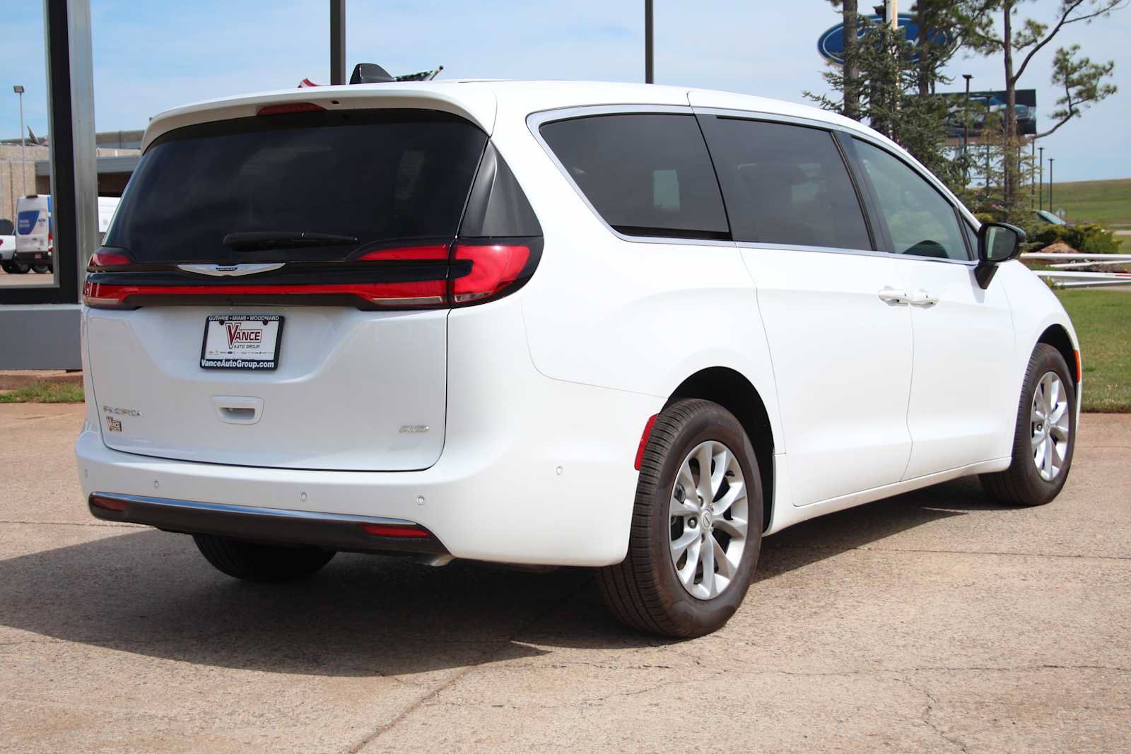 New 2025 Chrysler Pacifica Select AWD/4WD image 14