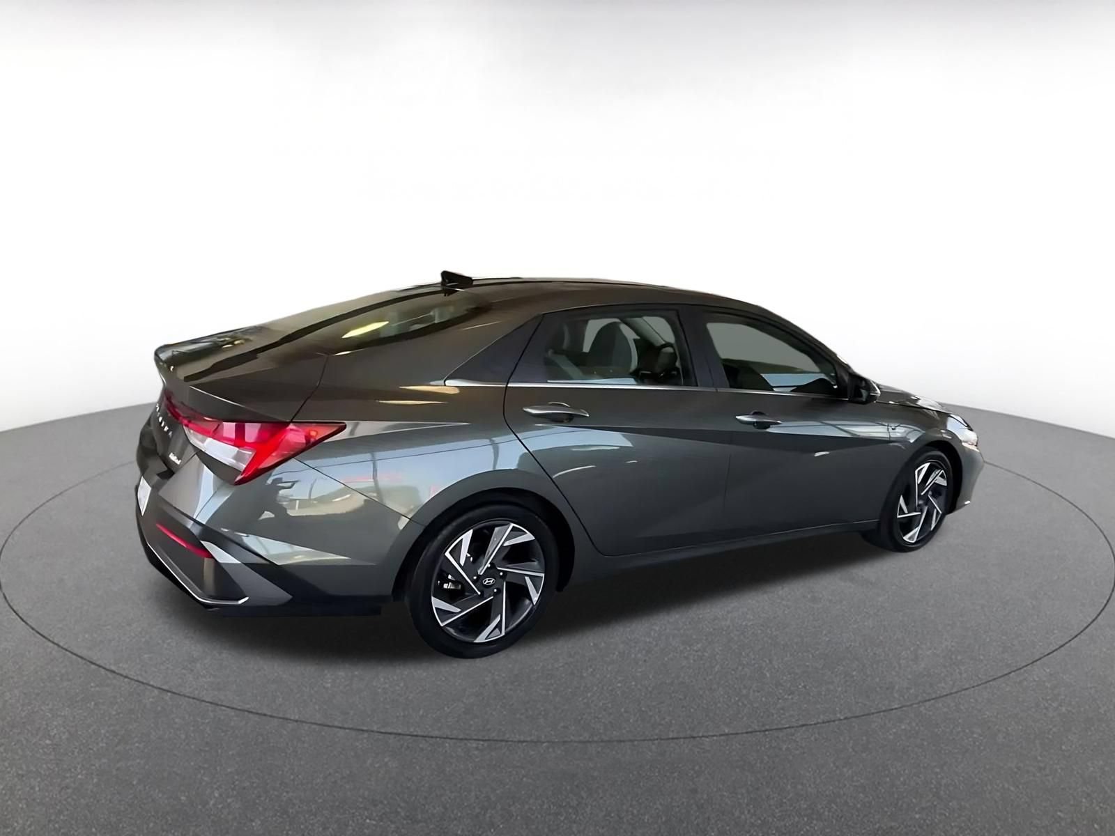 Used 2025 Hyundai Elantra Limited FWD image 14
