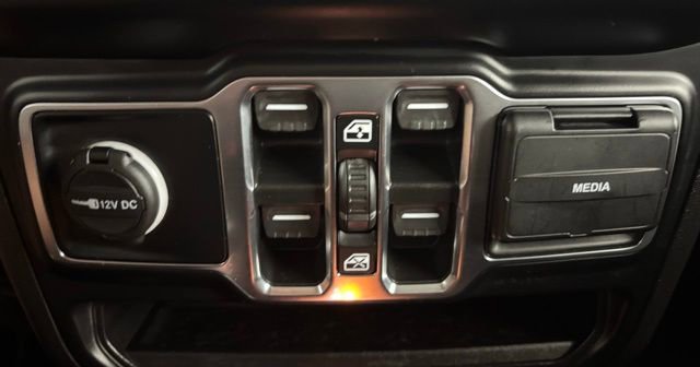 Used 2022 Jeep Gladiator Willys AWD/4WD image 30