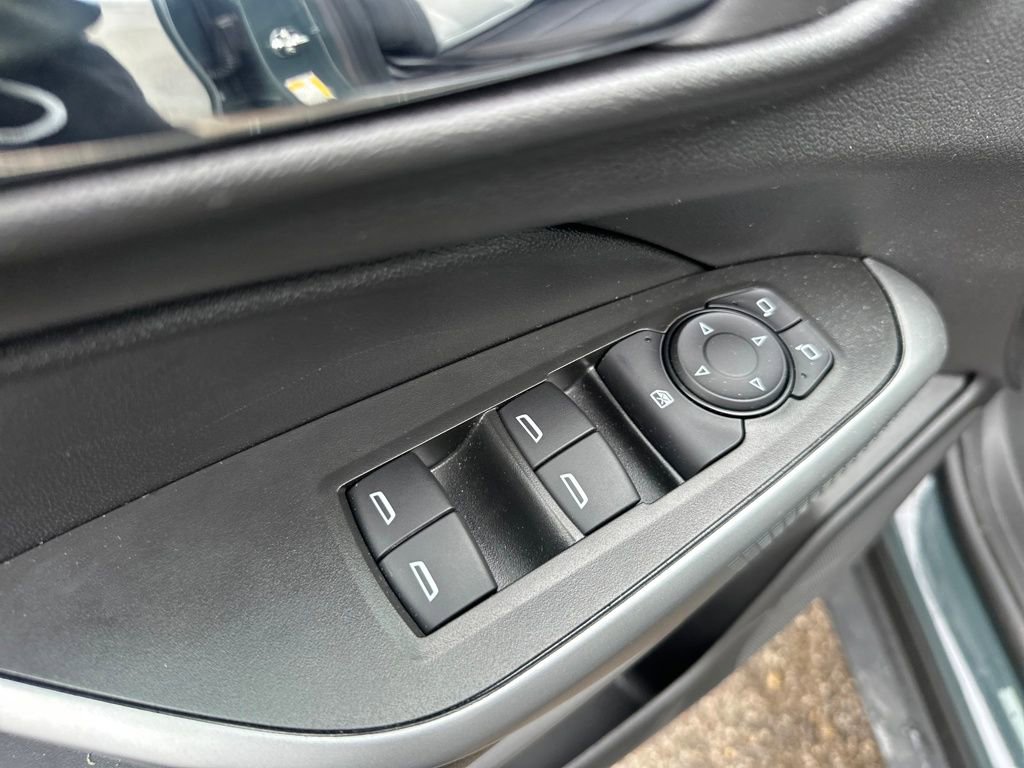 Used 2025 Chevrolet Trax LS w/ LS Convenience Package FWD image 12