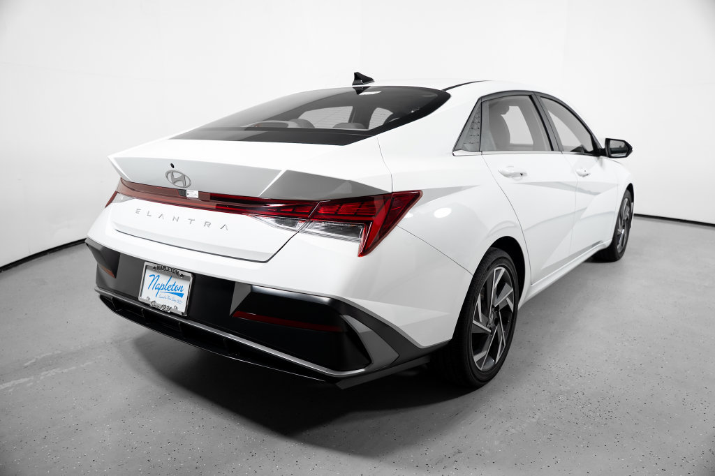 Certified 2025 Hyundai Elantra SEL FWD image 9