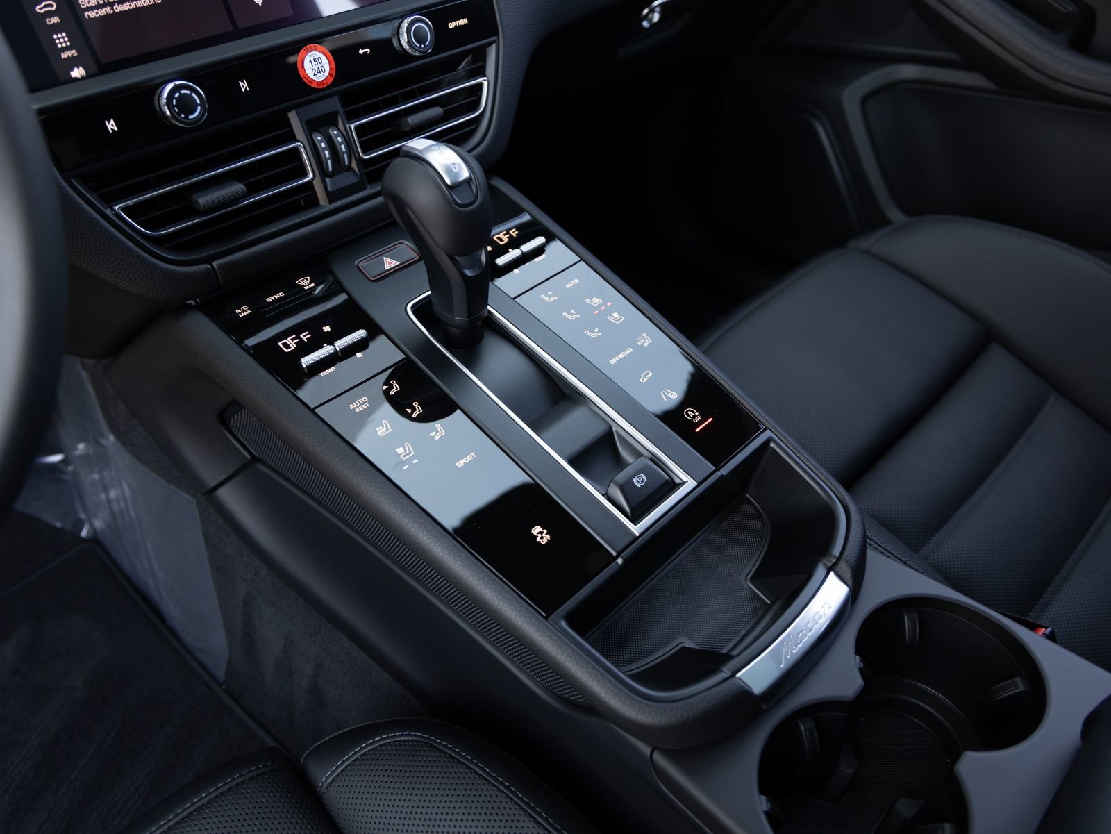 Certified 2025 Porsche Macan image 32