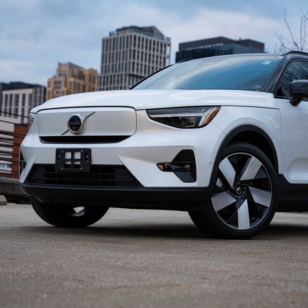 Certified 2024 Volvo XC40 Recharge Plus image 2