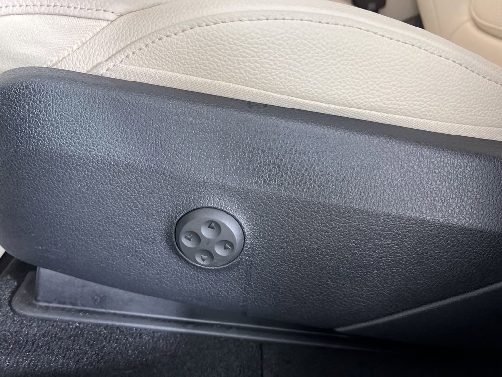 Certified 2025 Mercedes-Benz GLC 300 4MATIC image 4