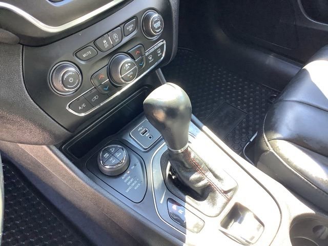 Used 2020 Jeep Cherokee Trailhawk w/ Cold Weather Group image 36