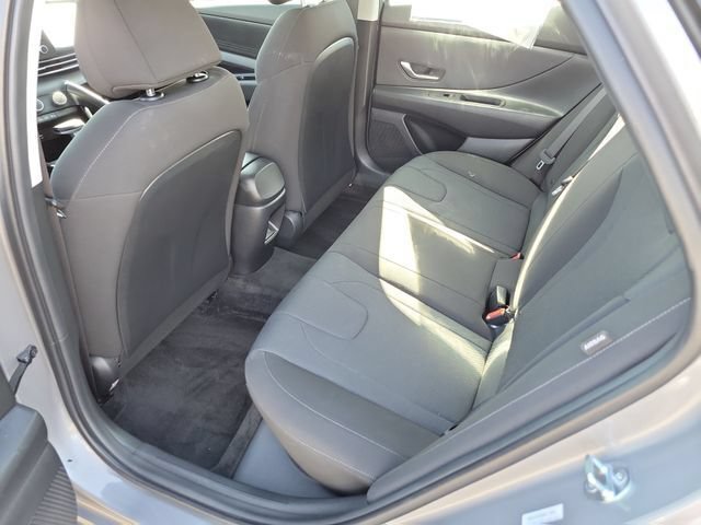 Certified 2025 Hyundai Elantra SE FWD image 22