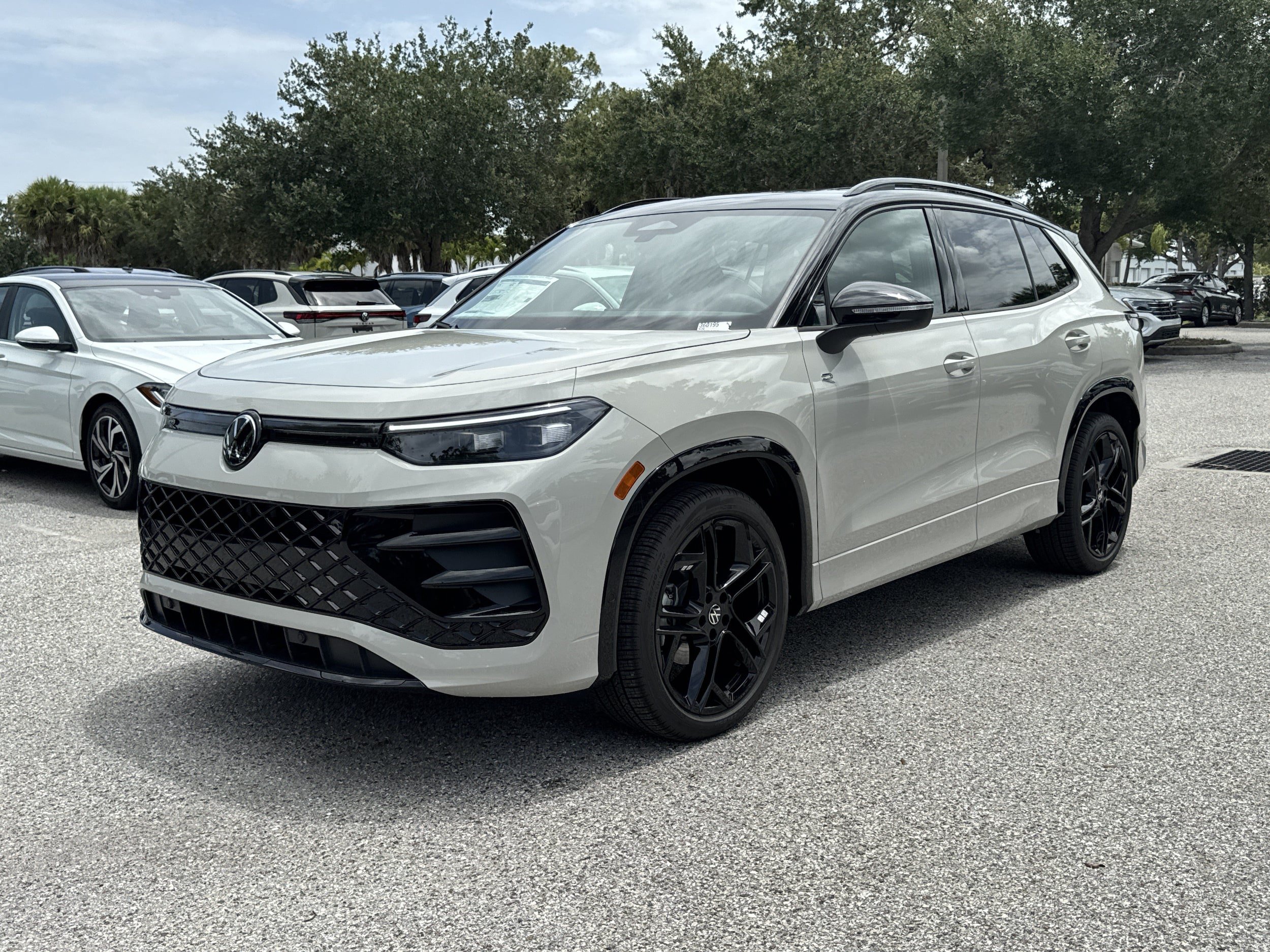 New 2026 Volkswagen Tiguan SE R-Line FWD image 7