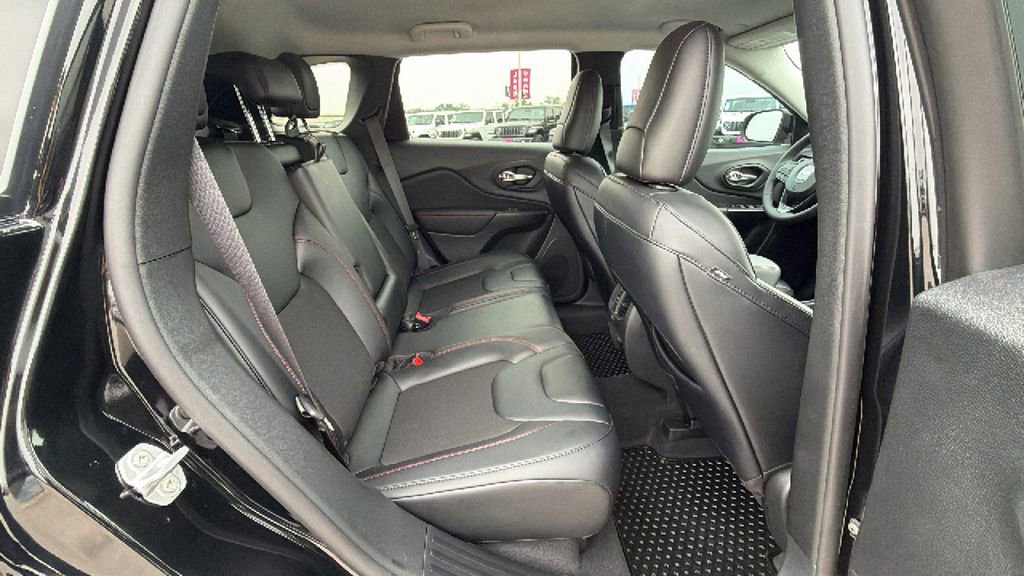 Used 2022 Jeep Cherokee Trailhawk AWD/4WD image 28