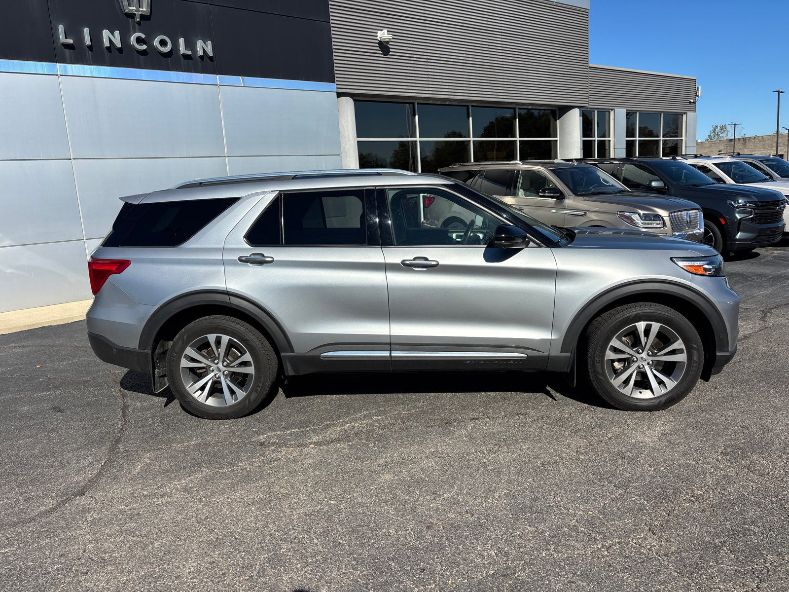 Used 2020 Ford Explorer Platinum w/ Premium Technology Package AWD/4WD image 8