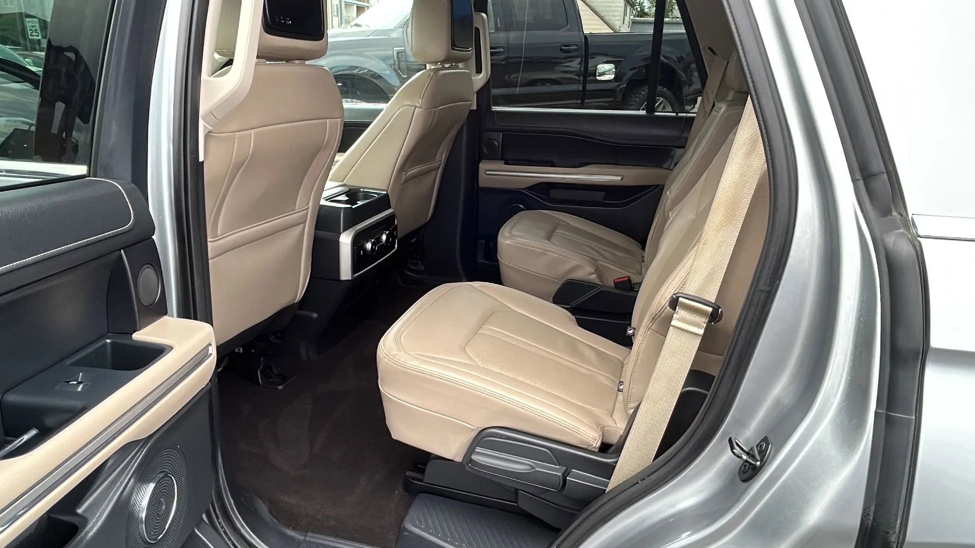Used 2023 Ford Expedition Limited image 12