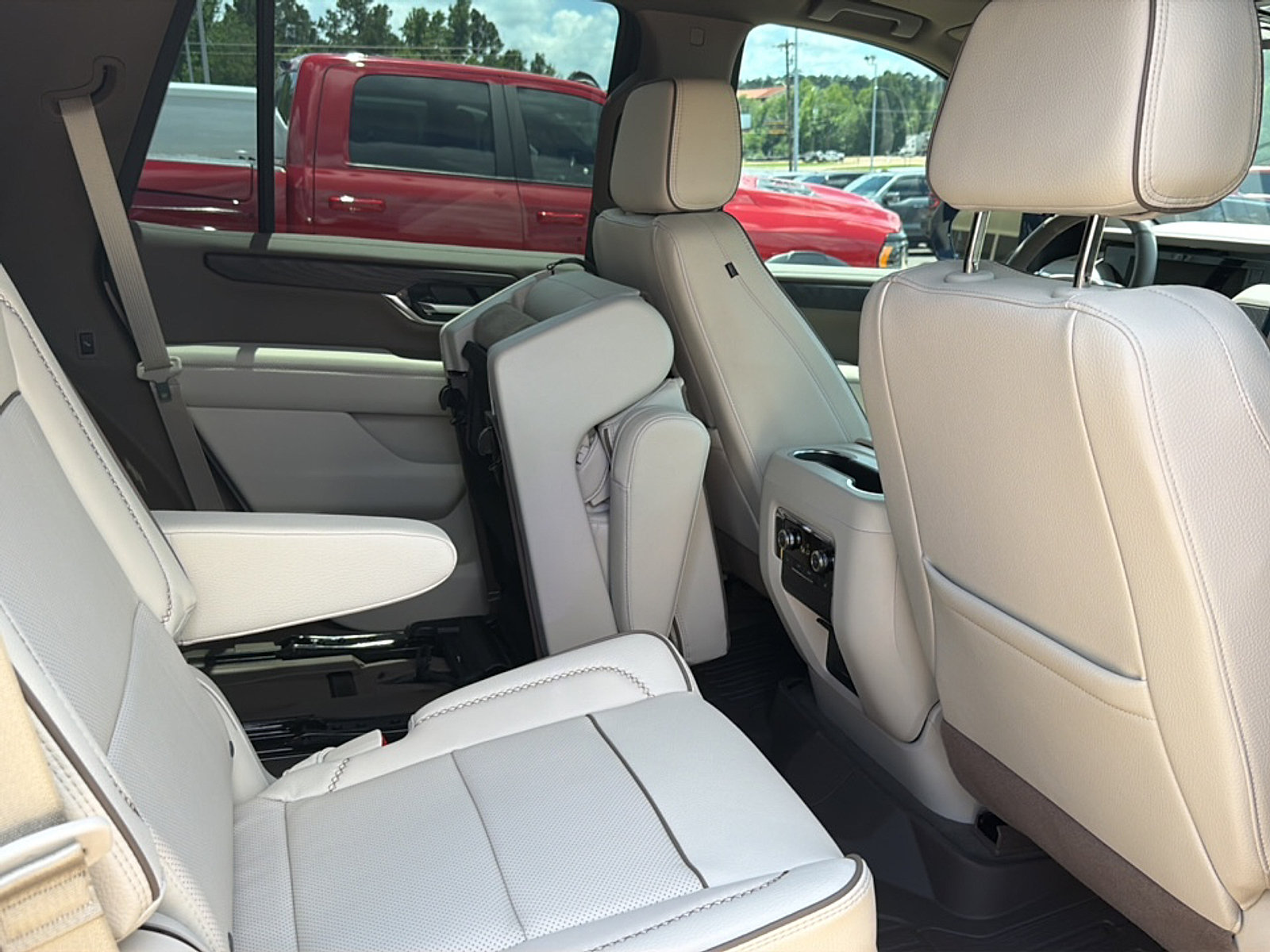 Used 2026 GMC Yukon Denali w/ Sun & Power Step Package AWD/4WD image 10
