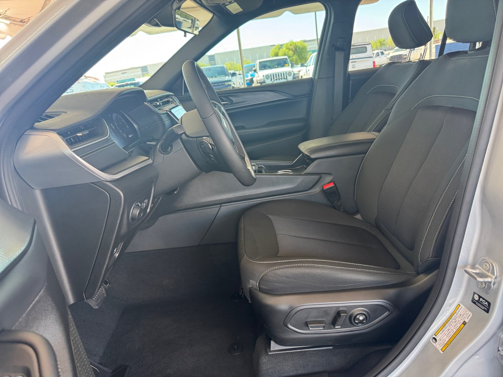 Used 2025 Jeep Grand Cherokee Laredo w/ Luxury Tech Group I AWD/4WD image 9