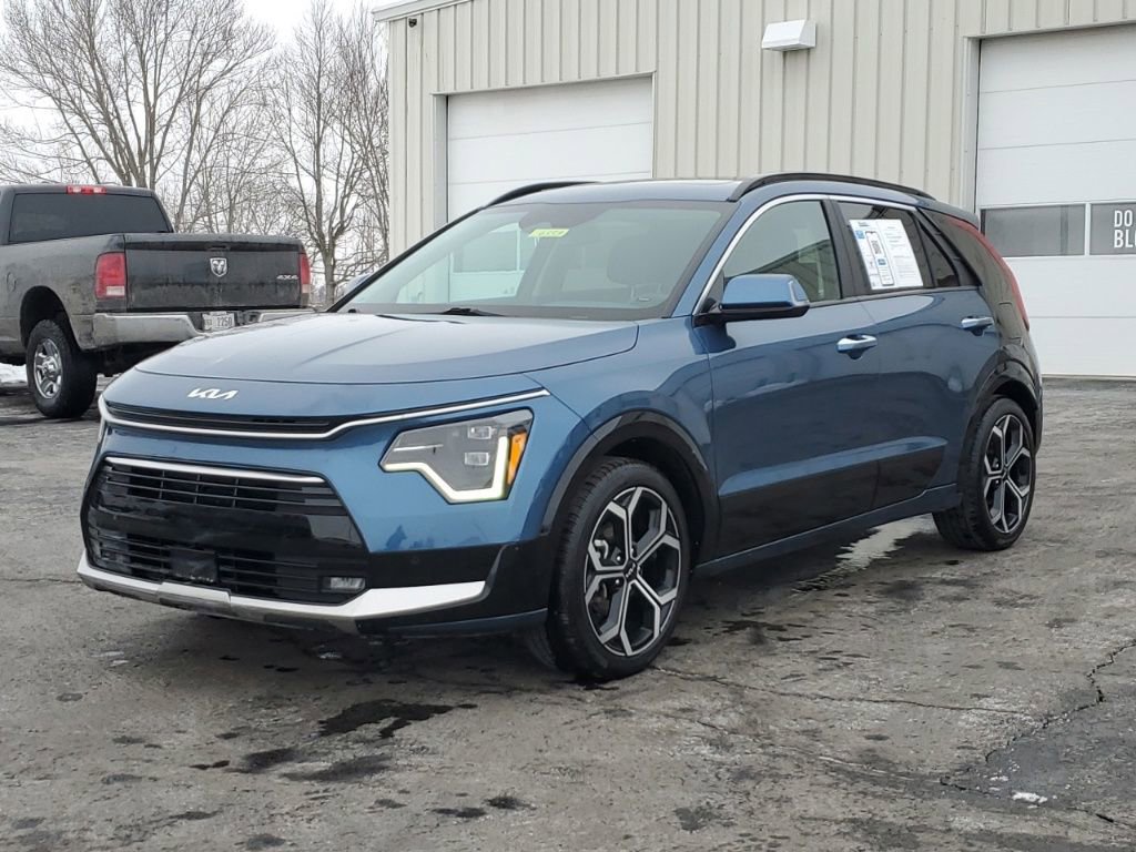 Used 2023 Kia Niro SX Touring image 3