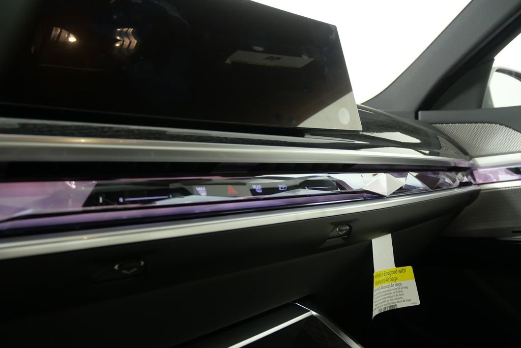 Used 2025 BMW i7 xDrive60 w/ Premium Package image 22