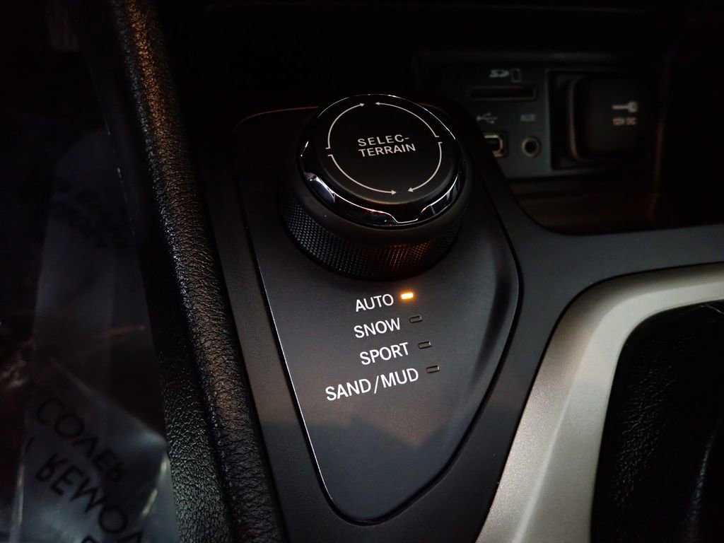 Used 2017 Jeep Cherokee Sport w/ Cold Weather Group image 32