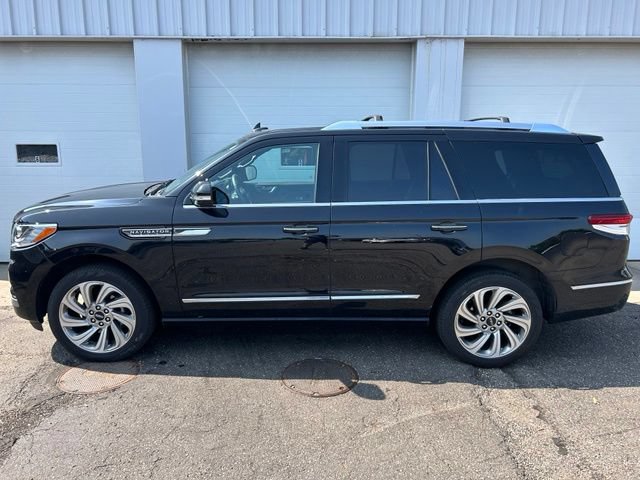 Used 2024 Lincoln Navigator Premiere AWD/4WD image 3