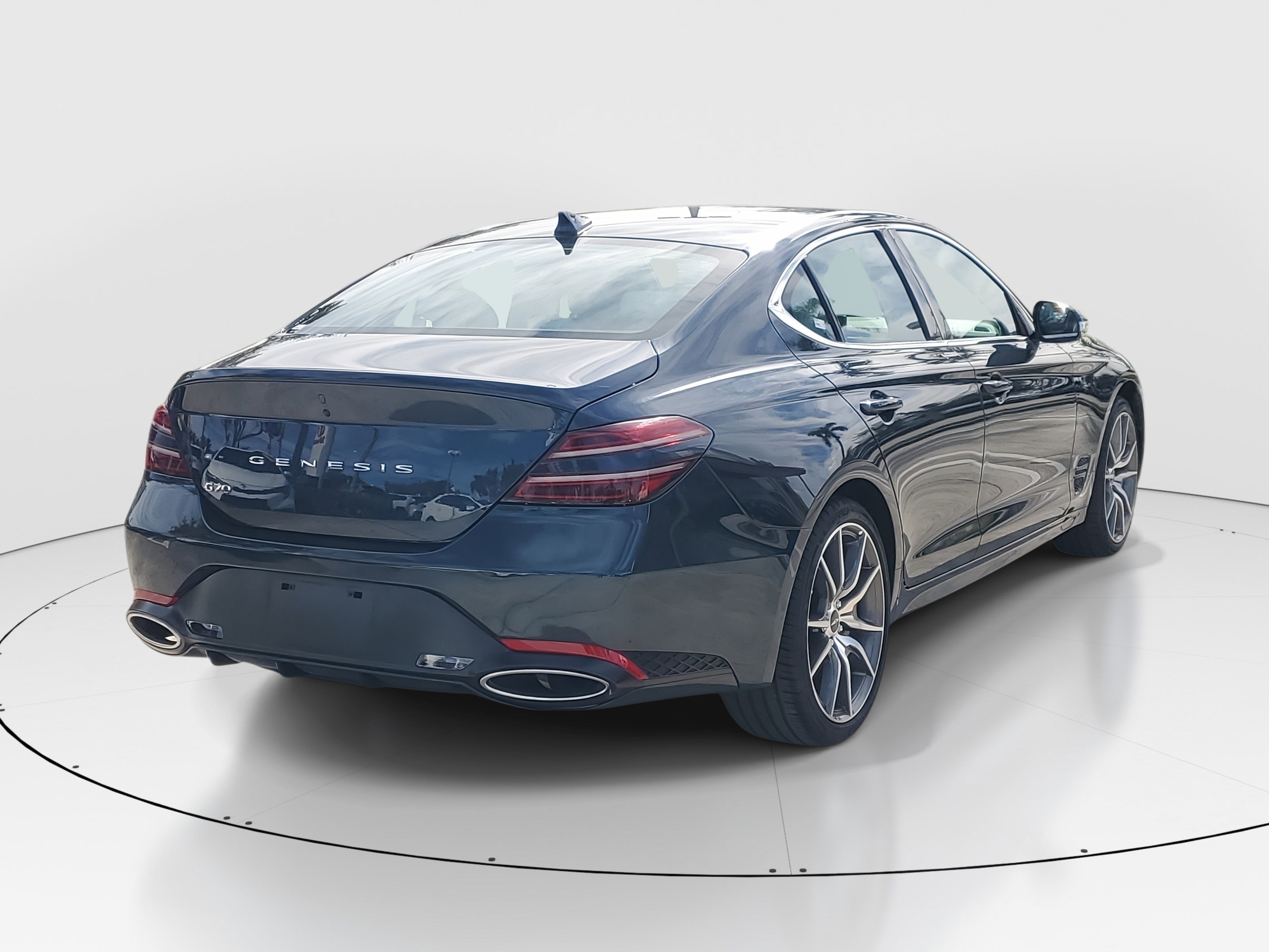 Used 2025 Genesis G70 2.5T image 3