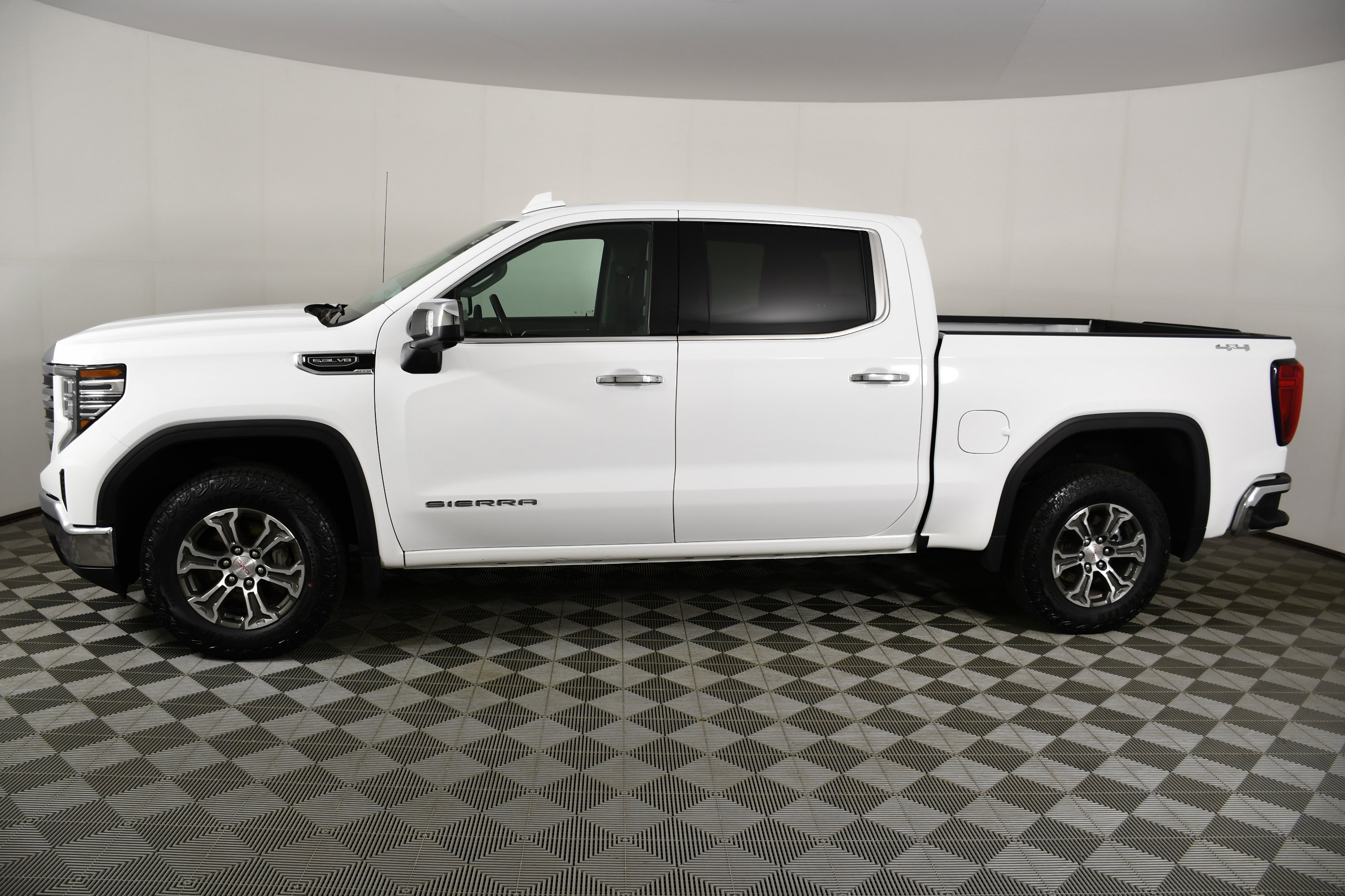 Used 2025 GMC Sierra 1500 SLT image 8