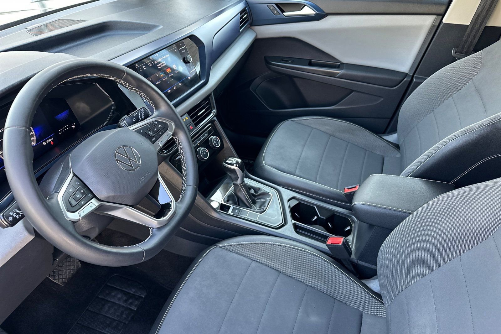 Certified 2023 Volkswagen Taos SE image 10