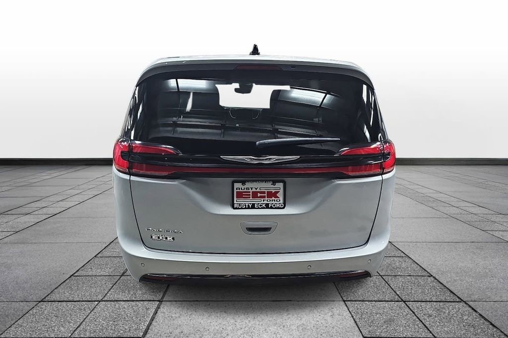 Used 2024 Chrysler Pacifica Touring-L image 6