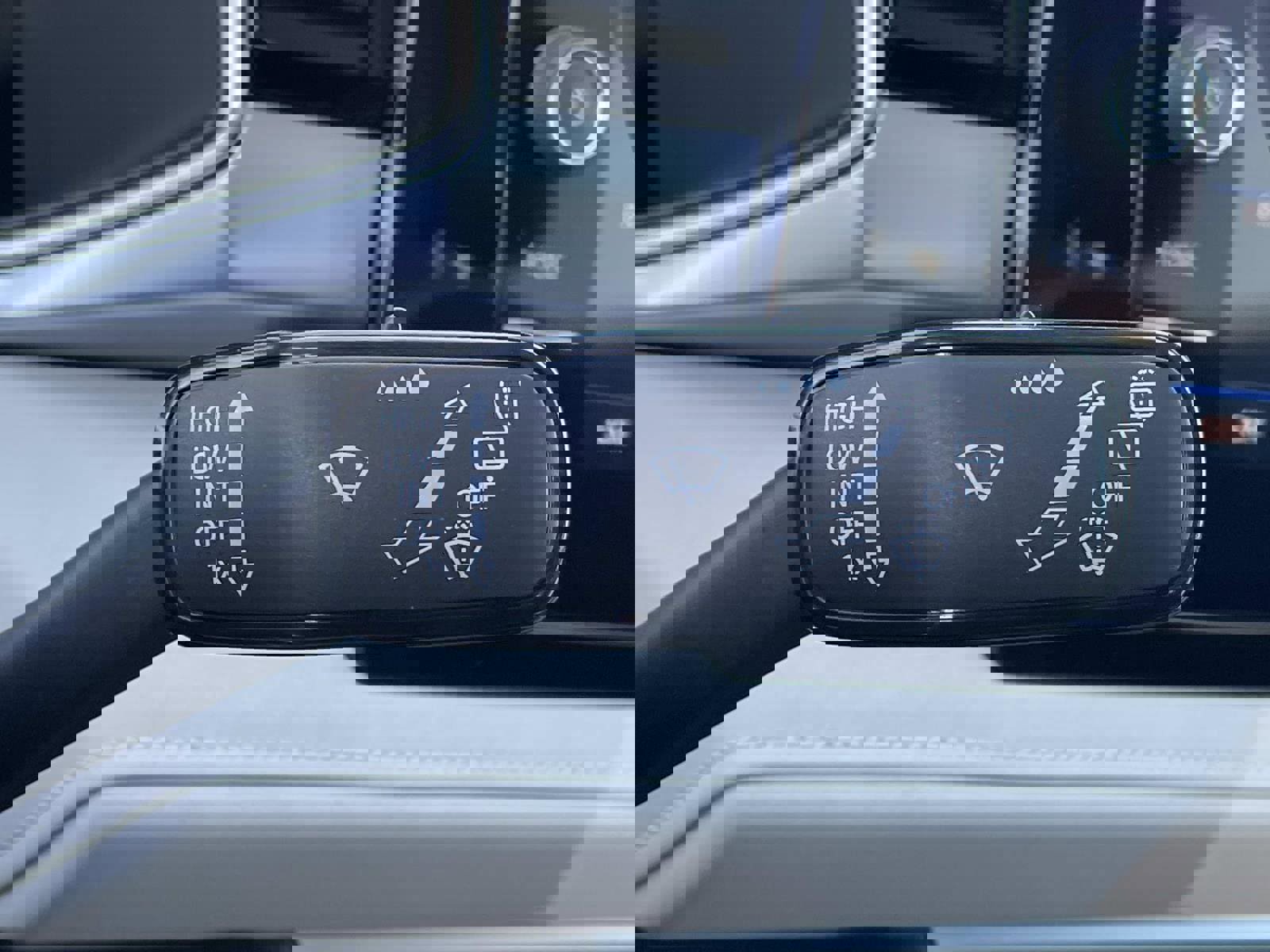 Used 2025 Volkswagen Taos SE w/ Panoramic Sunroof Package FWD image 24