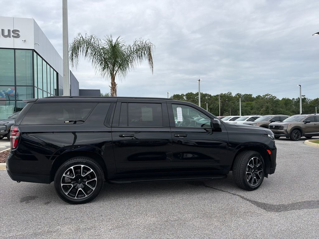 Used 2024 Chevrolet Suburban RST RWD image 8