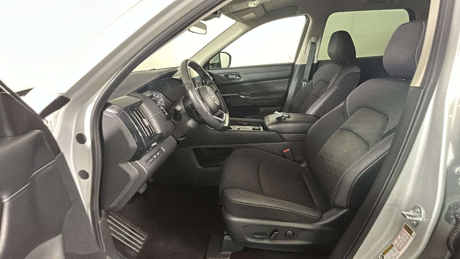 Used 2025 Nissan Pathfinder SV AWD/4WD image 13