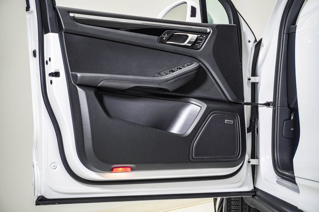Certified 2026 Porsche Macan AWD/4WD image 24