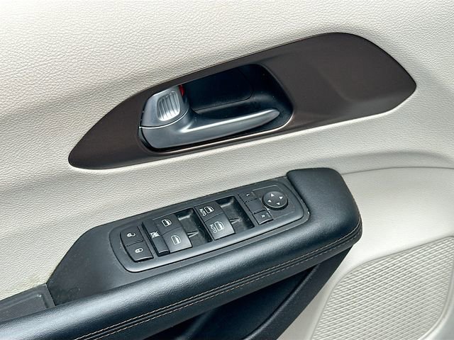 Used 2017 Chrysler Pacifica Touring-L image 19