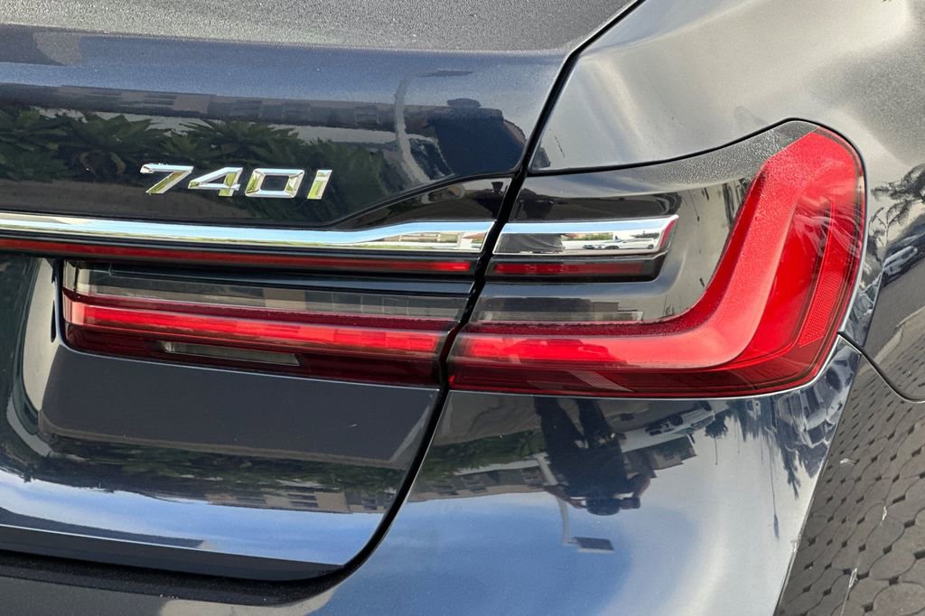 Used 2020 BMW 740i w/ Premium Package image 33