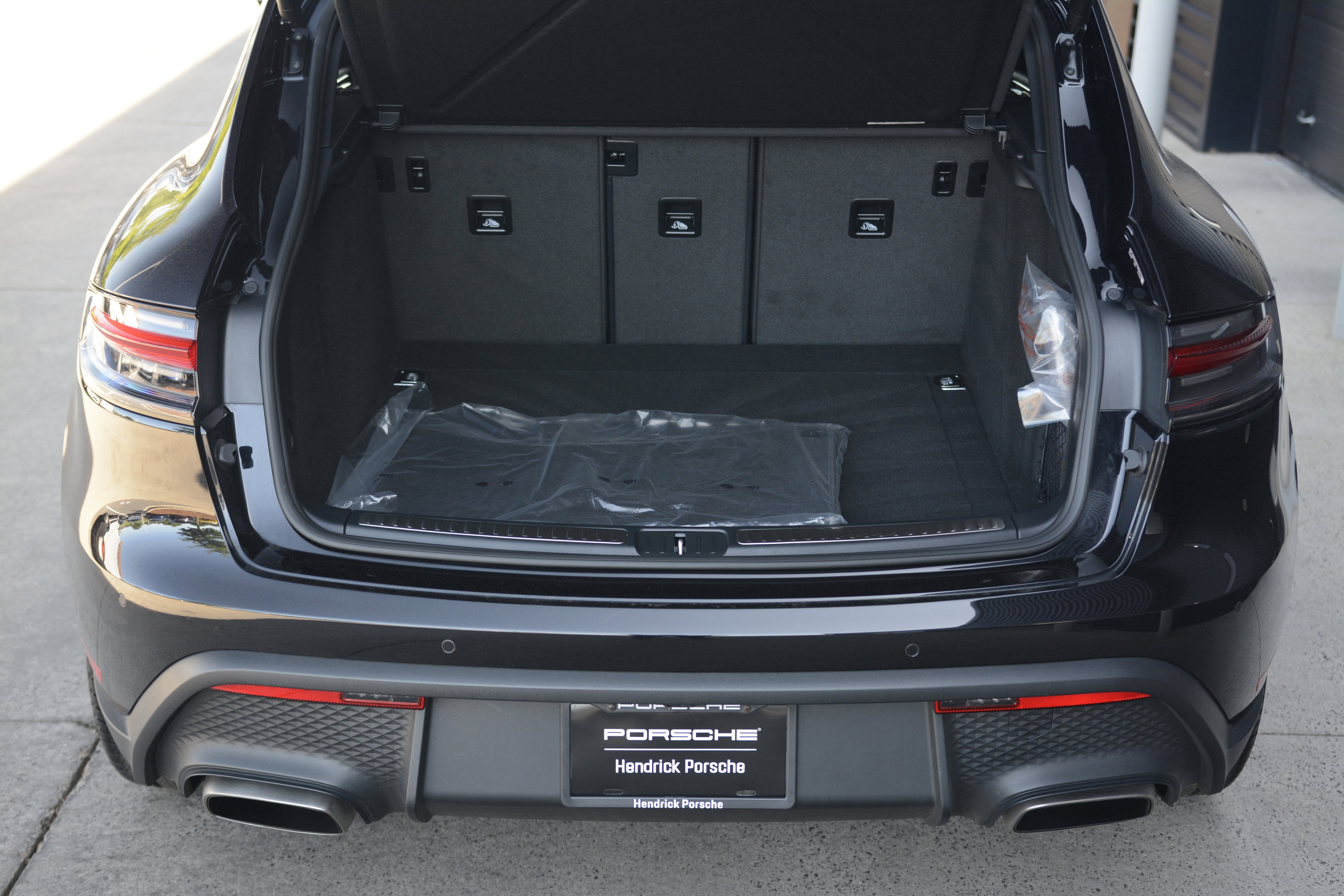 Certified 2026 Porsche Macan AWD/4WD image 37